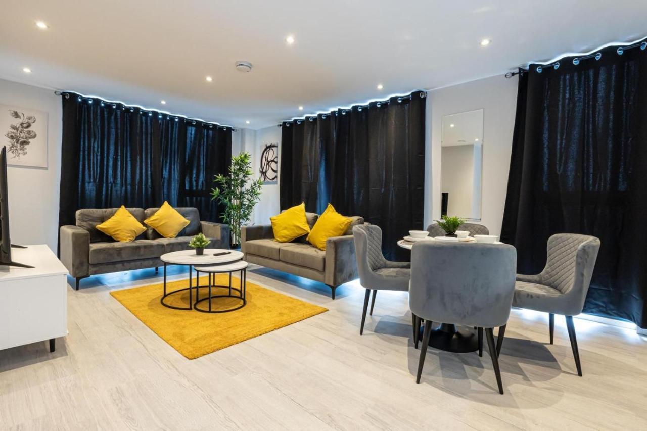 Contemporary 3 Bedrooms Apartment Manchester City, Manchester